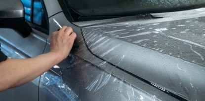 حماية السيارة من الخدوش باستخدام فيلم PPF متعدد الطبقات على طلاء السيارة
